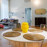 R Oleandro House